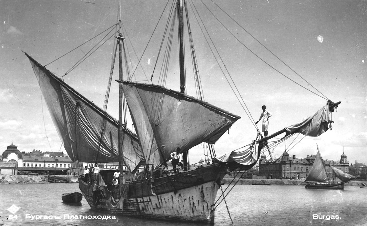 Товарни ветроходи на котва в басейна на Пристанище Бургас; източник: Дигитален архив на „Морски вестник”