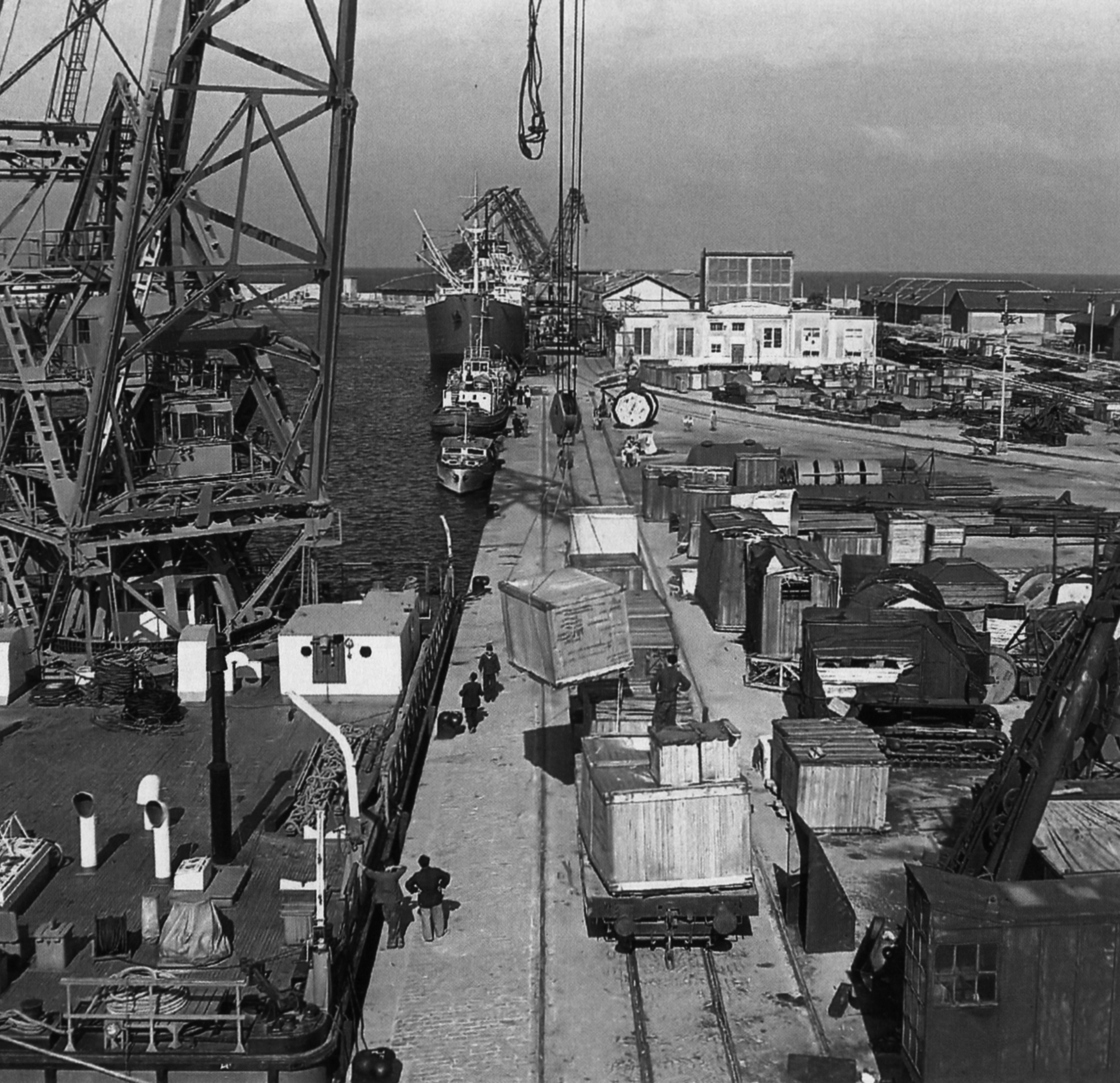 Използване на 100-тонен плаващ кран при разтоварване на тежки колети в Пристанище Варна през 60-те години на ХХ век; източник: Пристанище Варна
